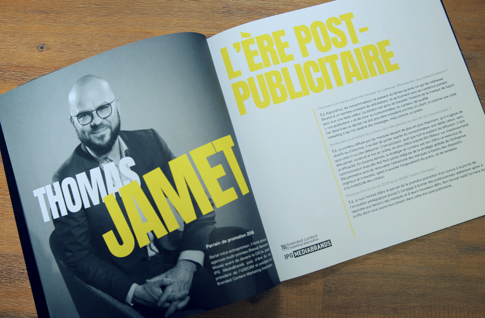 Brochure imprimée au format carré